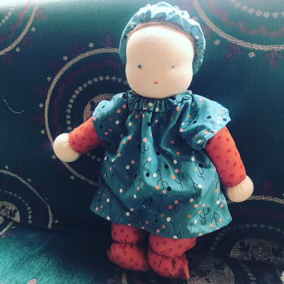 抱き人形　フランス生地の服とマフラーの子 2枚目の画像