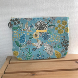 大きめファスナーポーチ 鳥とお花 水色 綿麻キャンバス×イエローチェック ボートポーチ  boat pouch 30cm 1枚目の画像