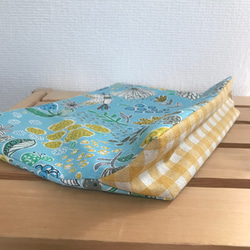 大きめファスナーポーチ 鳥とお花 水色 綿麻キャンバス×イエローチェック ボートポーチ  boat pouch 30cm 3枚目の画像