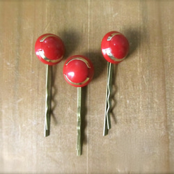 赤いレトロボタンのヘアピン　3本セット 2枚目の画像