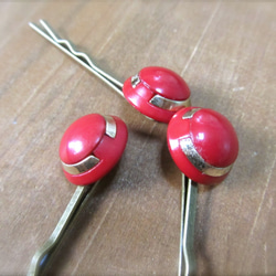 赤いレトロボタンのヘアピン　3本セット 3枚目の画像