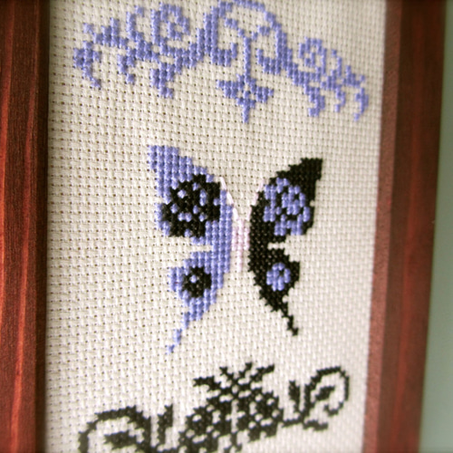 クロスステッチの額装パネル 蝶々と薔薇 黒 ラベンダー ☆『送料無料