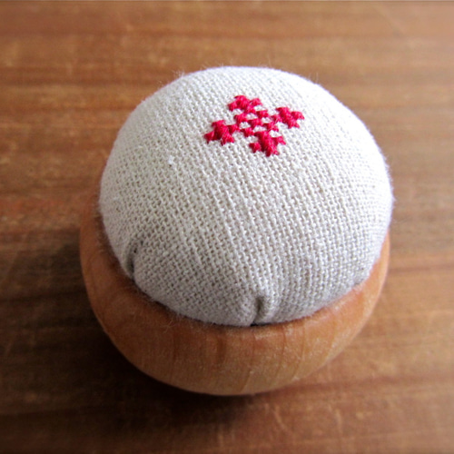 コロンと丸い木製ピンクッション 赤刺繍 その他ケース rinae 通販 
