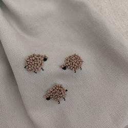 〈　ヒツジ　〉　手刺繍入り　巾着ポーチ　(グレー x 茶色) 2枚目の画像