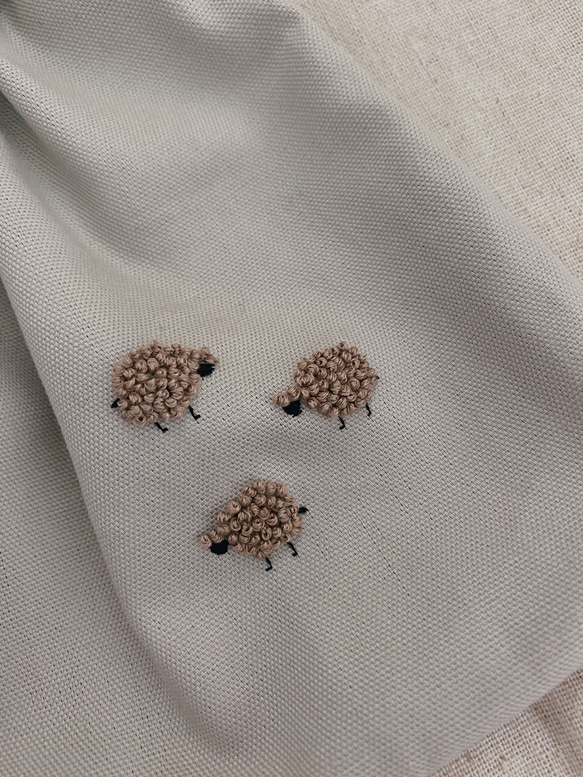 〈　ヒツジ　〉　手刺繍入り　巾着ポーチ　(グレー x 茶色) 2枚目の画像