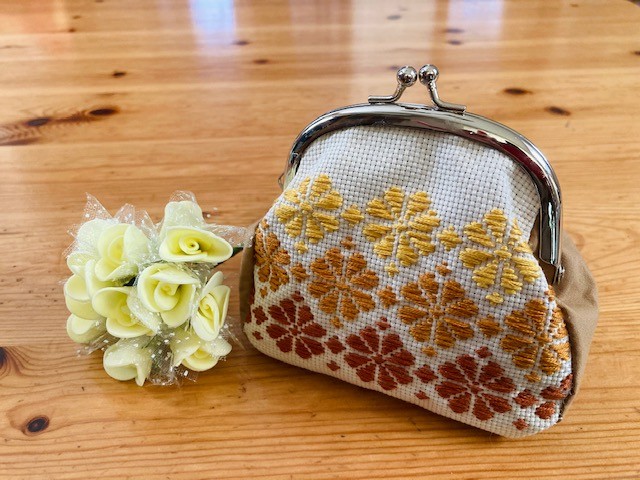 イエローブーケのがま口ポーチ　手刺繍　ハンドメイド イエローブーケのがま口ポーチ 手刺繍 ハンドメイド イエロー