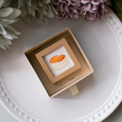 ネコぱんとスフレチーズケーキのブローチ　小さな木製フレーム 2枚目の画像