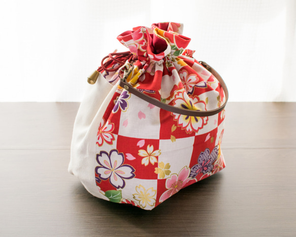 ネコぱんお出かけ3way巾着バッグ 和風 桜柄 赤市松模様 5枚目の画像