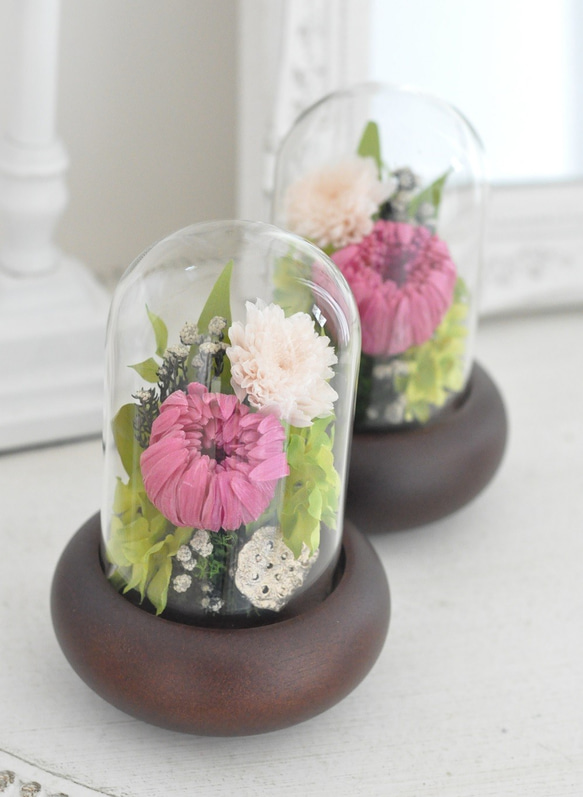 【人気ドーム仏花の色違い登場！】 輪菊の美しいガラスドーム付きプリザーブドフラワー仏花、お供え花 4枚目の画像