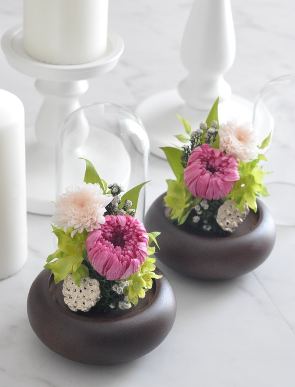 【人気ドーム仏花の色違い登場！】 輪菊の美しいガラスドーム付きプリザーブドフラワー仏花、お供え花 5枚目の画像