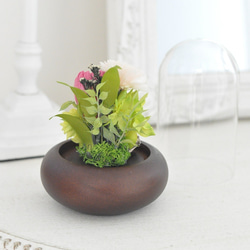 【人気ドーム仏花の色違い登場！】 輪菊の美しいガラスドーム付きプリザーブドフラワー仏花、お供え花 6枚目の画像