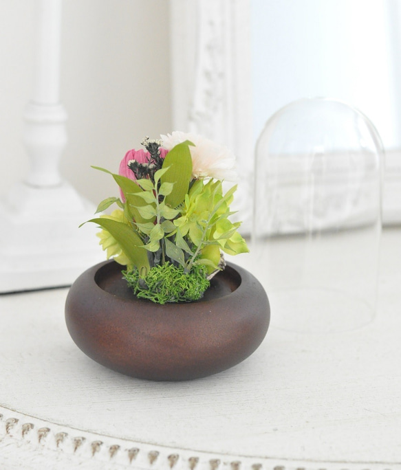 【人気ドーム仏花の色違い登場！】 輪菊の美しいガラスドーム付きプリザーブドフラワー仏花、お供え花 6枚目の画像