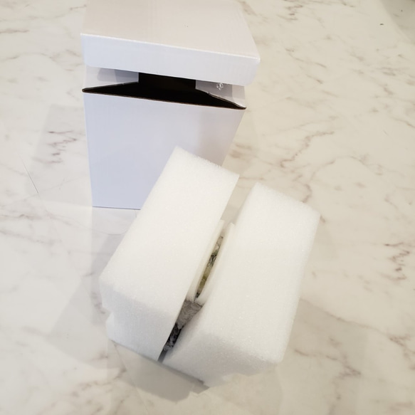 【人気ドーム仏花の色違い登場！】 輪菊の美しいガラスドーム付きプリザーブドフラワー仏花、お供え花 7枚目の画像