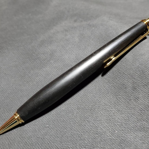 【真っ黒　本黒檀と欅のボールペン】　木軸　三神ボール金具仕様 黒檀材】ゴールド金具の木軸ボールペン | 高野工房製ハンドメイドの