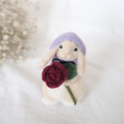 midoriko様オーダーご予約品 羊毛フェルトのお花とうさぎさんブローチ 1枚目の画像