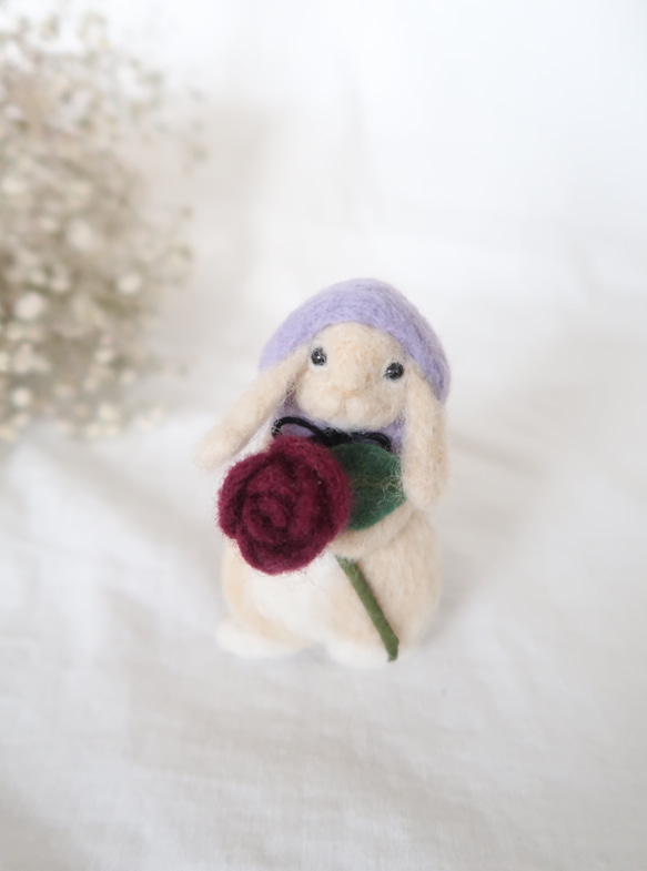 midoriko様オーダーご予約品 羊毛フェルトのお花とうさぎさんブローチ 1枚目の画像