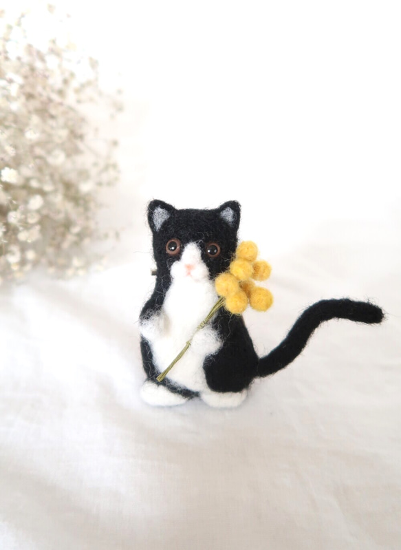 羊毛フェルトのお花とねこさんブローチ (白黒ハチワレねこ×ミモザ