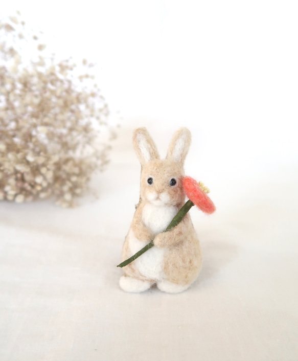 midoriko様オーダーご予約用　　羊毛フェルトのお花とうさぎさんブローチ　(薄ベージュうさぎ×ピンク丸花) 1枚目の画像