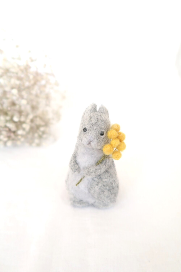 羊毛フェルトのお花とうさぎさんブローチ (ネザーランドドワーフ　チンチラ　ミモザ) 1枚目の画像