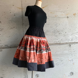 XS-S size　赤い花とサーモンピンクの蔓の布団皮スカート 2枚目の画像
