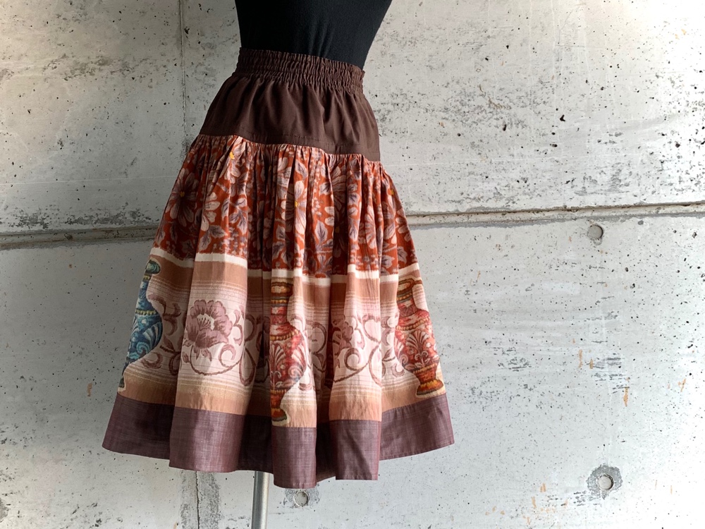 S-M size モノトーンの壺と花柄の布団皮スカート