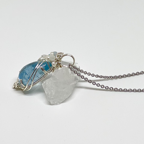 雫のようなブルートパーズのワイヤーラッピングジュエリー