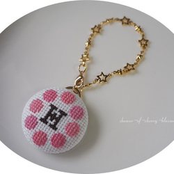 刺繍 クロスステッチ　バッグチャーム　『1』　イニシャル『H』幼稚園　保育園　レッスン　スクール 名札　目印 1枚目の画像