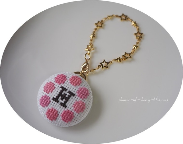 刺繍 クロスステッチ　バッグチャーム　『1』　イニシャル『H』幼稚園　保育園　レッスン　スクール 名札　目印 1枚目の画像