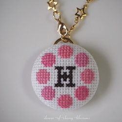 刺繍 クロスステッチ　バッグチャーム　『1』　イニシャル『H』幼稚園　保育園　レッスン　スクール 名札　目印 2枚目の画像