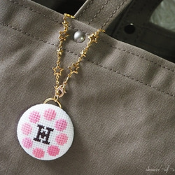 刺繍 クロスステッチ　バッグチャーム　『1』　イニシャル『H』幼稚園　保育園　レッスン　スクール 名札　目印 4枚目の画像