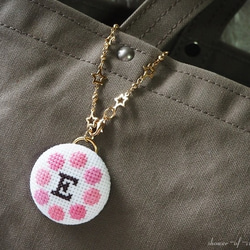 刺繍 クロスステッチ　バッグチャーム　『2』　イニシャル『E』幼稚園　保育園　レッスン　スクール 名札　目印 4枚目の画像