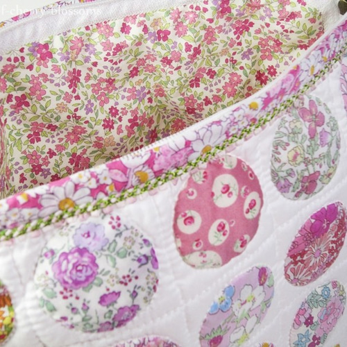 ハンドメイド　パッチワークキルト　リバティ　ポーチ 656686e8c490c31625645b7cc7dd81