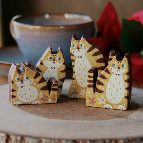 猫　虎　インテリア Woobia ウービア 【立つ茶トラ猫】 (幅16.5cm×奥行11.8cm×高さ