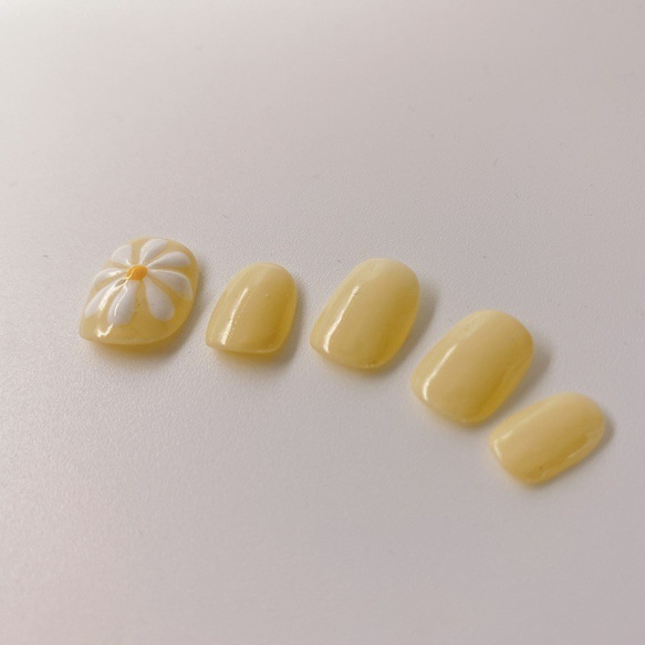 Lサイズ 日本人制作 日本製 花 フラワー マーガレット イエロー 黄色 レモン 立体 小さな爪の方に ショート ネイル 3枚目の画像