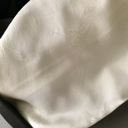 着物のヘアターバン　クロスタイプ　漆黒×鶴柄の純白　　サスティナブル 着物リメイク　柔らか　痛くなりにくい 3枚目の画像
