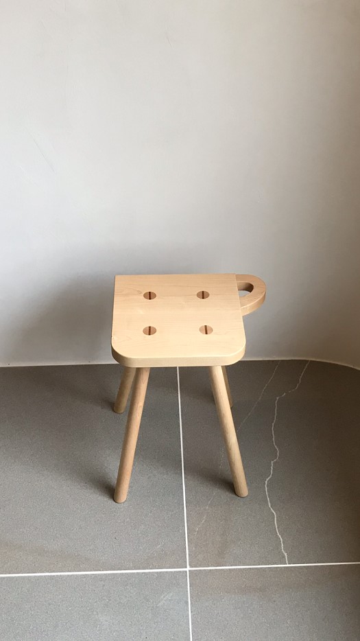 座面が豆の形のスツール