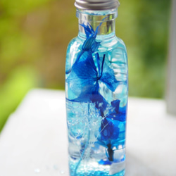 インテリアにもさわやかな　海、空、星をイメージした青いハーバリウム　プリザーブドドライフラワーを使ったウィスキー瓶タイプ 4枚目の画像