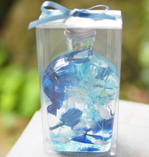 インテリアにもさわやかな　海、空、星をイメージした青いハーバリウム　プリザーブドドライフラワーを使ったウィスキー瓶タイプ 5枚目の画像