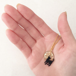 黒猫と満月 ペンダント シェル ネックレス ゴールド 3枚目の画像