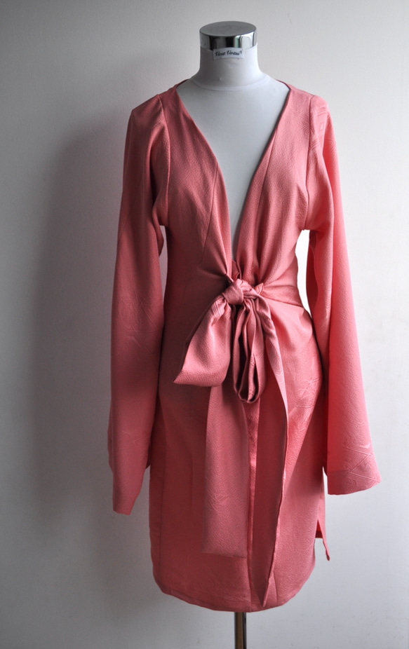 サンプルセール　ピンク　プランジネック　着物袖膝丈ドレス 2枚目の画像