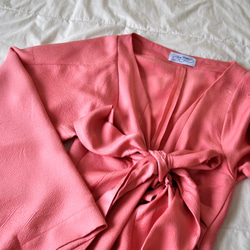 サンプルセール　ピンク　プランジネック　着物袖膝丈ドレス 3枚目の画像