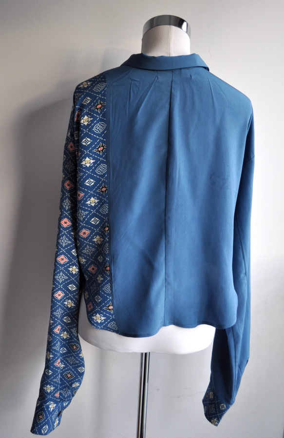 SALE 着物リメイク　ブルーと柄のドッキングショートシャツ　難あり 4枚目の画像