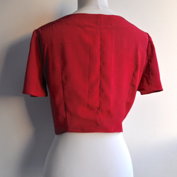 SALE 着物八掛リメイク　真紅半袖くるみボタンのVネックブラウス 8枚目の画像