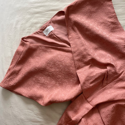 1点もの 着物リメイク　ピンク　シルク　カシュクールワンピース　着物ドレス　ミディ丈　ラップ 2枚目の画像