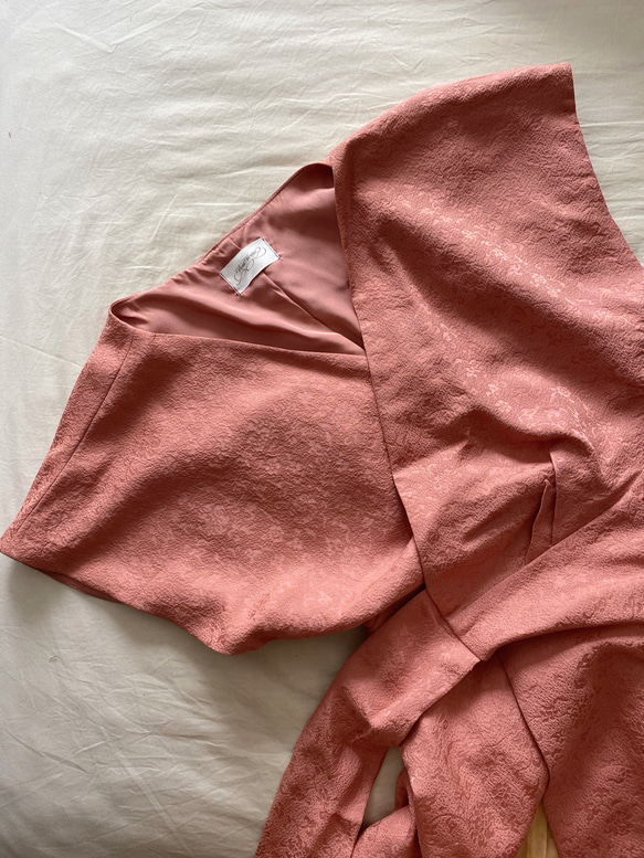 1点もの 着物リメイク　ピンク　シルク　カシュクールワンピース　着物ドレス　ミディ丈　ラップ 2枚目の画像