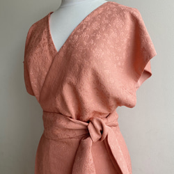 1点もの 着物リメイク　ピンク　シルク　カシュクールワンピース　着物ドレス　ミディ丈　ラップ 4枚目の画像