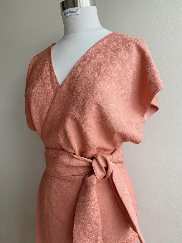 1点もの 着物リメイク　ピンク　シルク　カシュクールワンピース　着物ドレス　ミディ丈　ラップ 4枚目の画像
