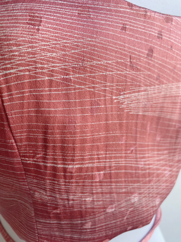 １点もの　着物リメイク　レッド短丈　シルククロップビスチェ 3枚目の画像