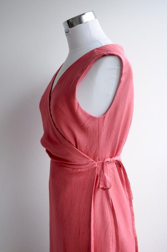 1点もの着物リメイク　カシュクールワンピース　ウエストリボン　着物ドレス　ミディ丈　ノースリーブ　シルク　ピンク　ラップ 7枚目の画像