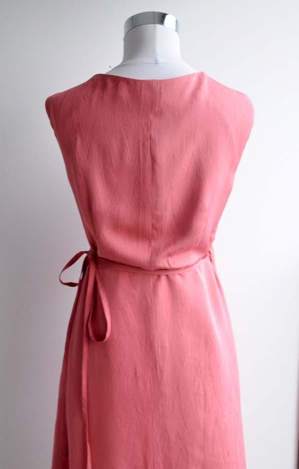 1点もの着物リメイク　カシュクールワンピース　ウエストリボン　着物ドレス　ミディ丈　ノースリーブ　シルク　ピンク　ラップ 8枚目の画像